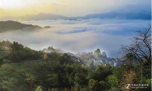 雾锁山头山锁雾_雾锁山头山锁雾,天连水尾水连天的意思